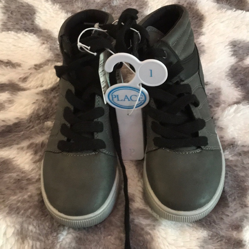Boy’s boot/sneaker size 1